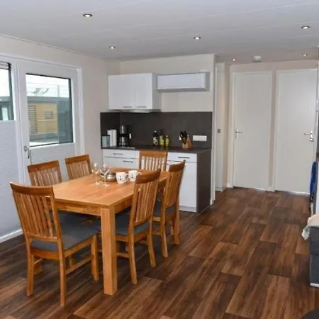 Hausboot Vroni Úszó hotel