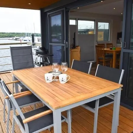 Hausboot Vroni Úszó hotel *